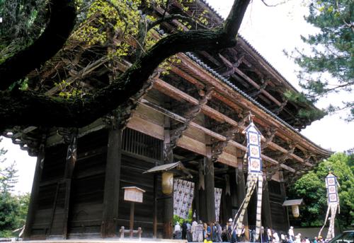 The Great South Gate (Nandaimon) is the main gate to Todaiji Temple. The original gate, built in the 8th century, was destroyed by a typhoon. The present structure was completed in 1203 based on 12th-century Chinese models.