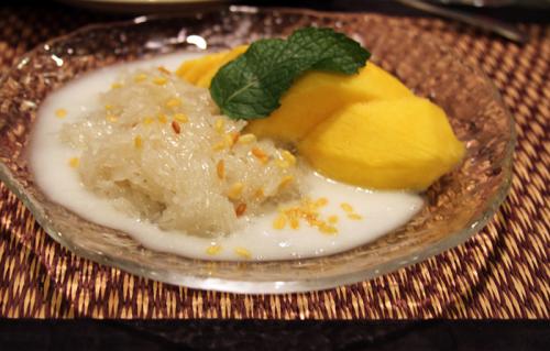 Khao Neow Mamuang (Mango with Sweetened Sticky Rice).