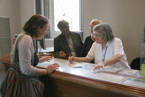 Visitor Information and Associates' Reception Center volunteer Paula Coupe helps a visitor find her way around the Smithsonian at the Castle's information center.
