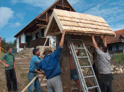 A summer folk art camp in Ny&aacute;rsz&oacute;/Nearsova&mdash;part of the Kalotaszeg region of Transylvania (Romania) undergoes revitalization in 2007.