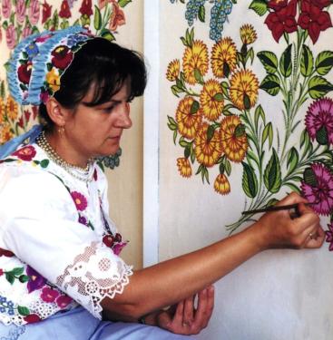 R&oacute;zsa T&oacute;th of Kalocsa continues the traditional practice of <i>ping&aacute;l&aacute;s</i>, which is painting freehand floral decorations on walls.