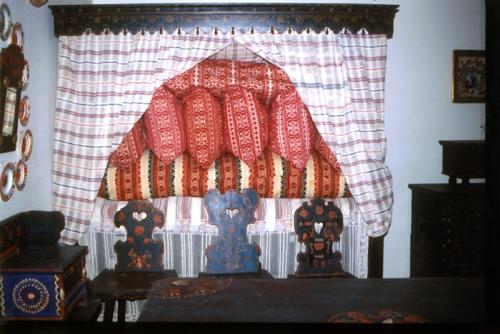 A so-called &ldquo;clean room&rdquo; (<i>tisztaszoba</i>) in a S&aacute;rk&ouml;z home displays traditional painted furniture, as well as homespun and embroidered household textiles.