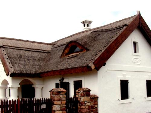 Crowned by a thatched roof, summer vacation homes in the Balaton region of western Hungary often recapture the traditional feel of vernacular architecture. 