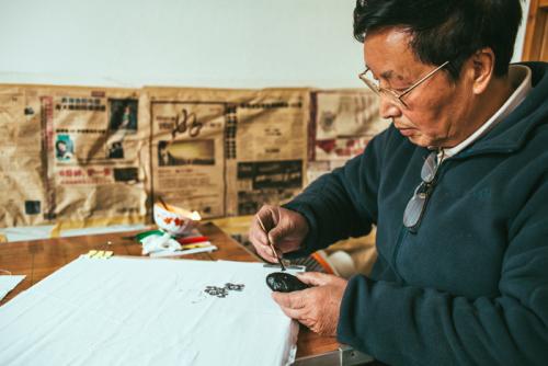 Yang Wenbin demonstrates the batik process, Leishan, Guizhou Province, 2014.