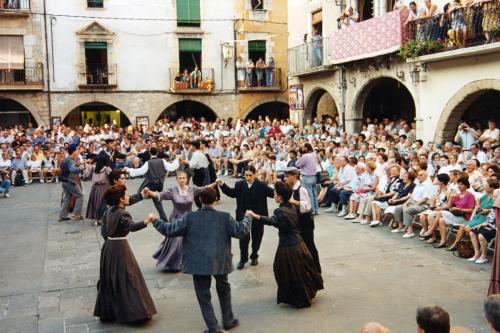 Although the origins are not clear, the sardana dance was popular in the mid-nineteenth century and then embellished in the context of the Catalan Renaissance.
