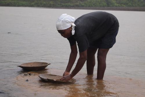Panning for gold at riverbeds, photo by Cristina Diaz-Carrera, Smithsonian Institution