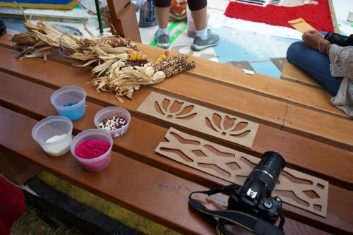 Making the alfombra de aserrín