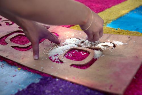 Making the alfombra de aserrín
