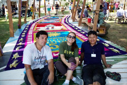 Making the alfombra de aserrín