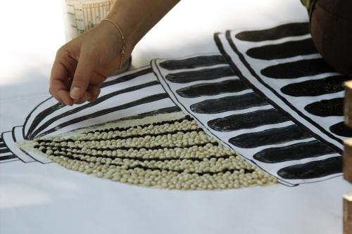 Making the alfombra de aserrín