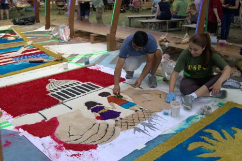 Making the alfombra de aserrín