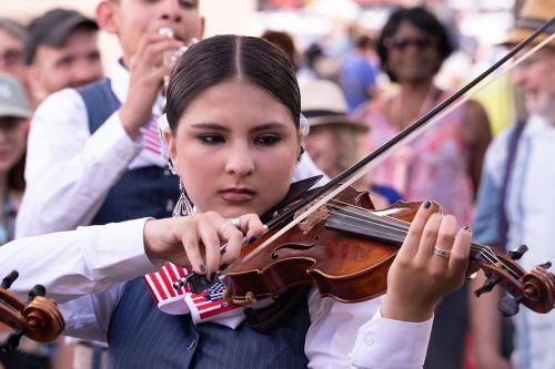 A violin player from Mariachi Aztlán performs with the group during the closing ceremony of the second alfombra.