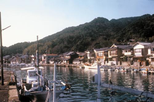 Japan is defined by its rugged coastline. Silk Road contacts were made from Korea and China through towns like Hagi, shown here, which faces the Inland Sea. In the 17th century, Korean potters settled in Hagi and established pottery kilns that are still a