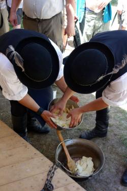 Preparing the slambuc. Photo by Lili A. Kocsis
