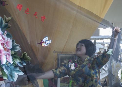 Sun Yanling shows off an example of Bohai Mohe embroidery.