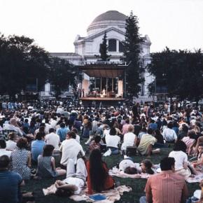 Festival visitors gather on the National Mall in 1971. Ralph Rinzler Folklife Archives
