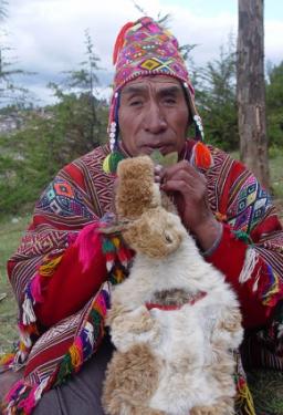 Holding up the kintus (coca leaves). Photo by Roger Valencia