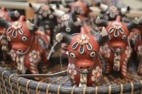 Terracotta bull ornaments sculpted by Mamerto Sanchez. Photo by Sarah Bluestein, Ralph Rinzler Folklife Archives 