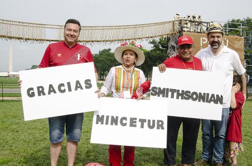 Sunday began with staff and participant photo shoots under the near-complete Q'eswachaka Bridge. Peru Trade Commission director Juan Luis Reus, Ministry of Culture – Moquegua regional director Deisi Rivadeneira, reed raft builder Ángel Piminchumo, Smithso